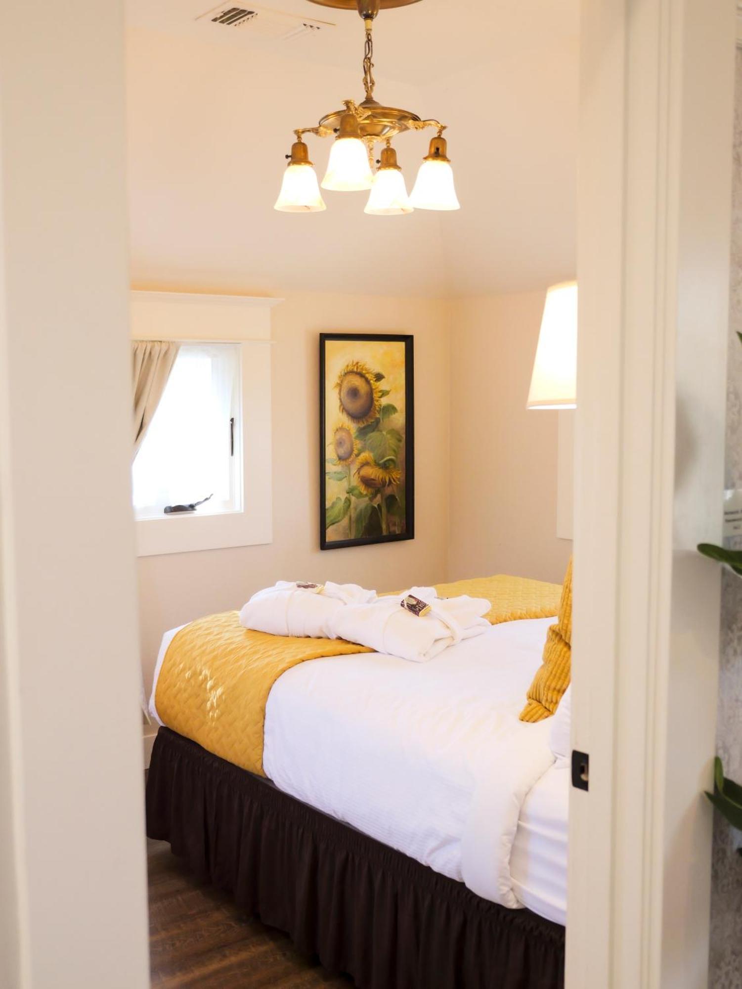 Redtail - 3 Sleeps Up To 12 Holiday home Ashland