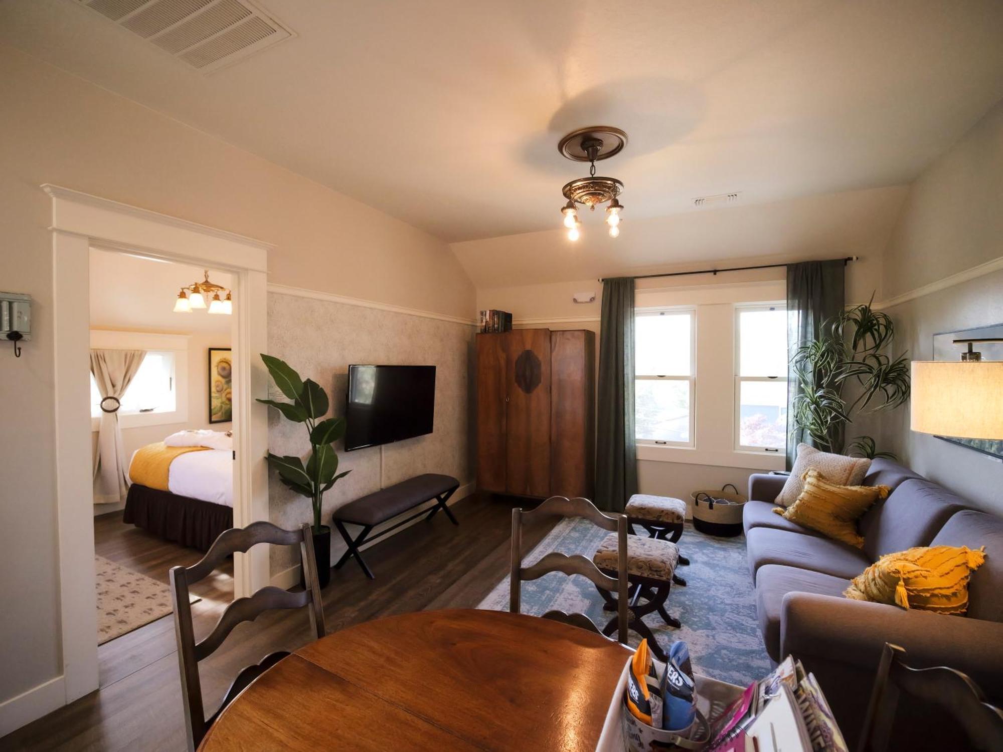 Redtail - 3 Sleeps Up To 12 * Ashland