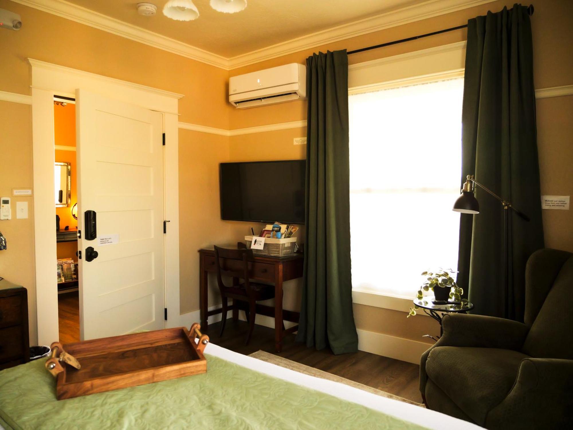 Redtail - 3 Sleeps Up To 12 * Ashland