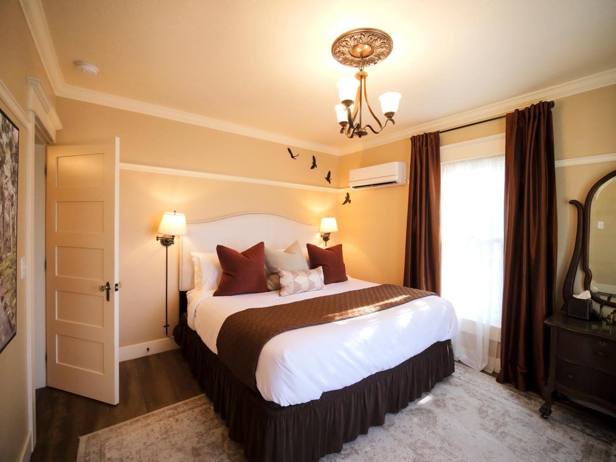 Redtail - 3 Sleeps Up To 12 Holiday home Ashland
